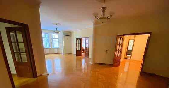 3-комн. квартира, 140 м2, 2/6 эт. Москва