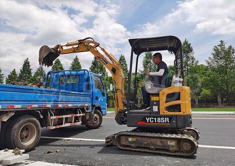 Мини-экскаватор гусеничный Yuchai YC18 SR Санкт-Петербург - изображение 1