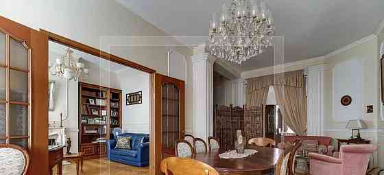 6-комн. квартира, 220 м2, 4/5 эт. Москва