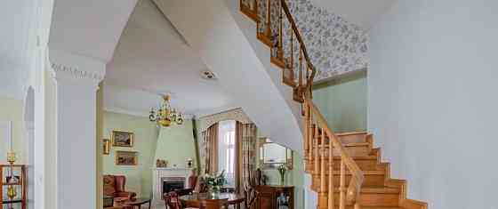 4-комн. квартира, 180 м2, 5/5 эт. Санкт-Петербург