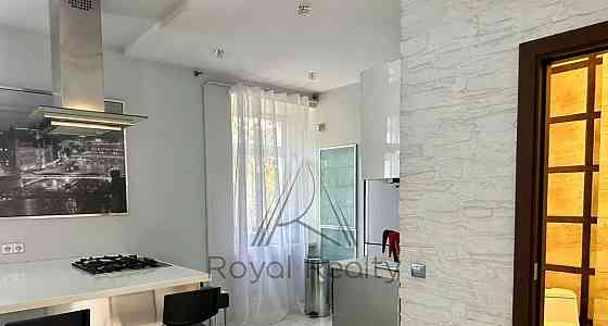 4-комн. квартира, 180 м2, 2/4 эт. Санкт-Петербург