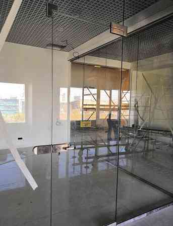 Дверь стеклянная маятниковая 10 мм Красноярск