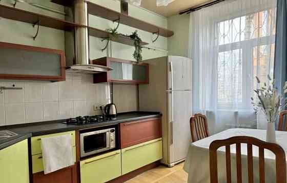 2-комн. квартира, 66 м2, 2/5 эт. Москва