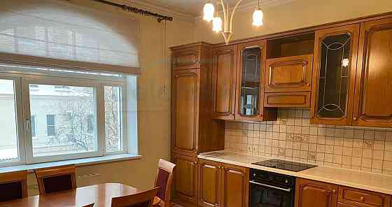 3-комн. квартира, 140 м2, 2/6 эт. Москва