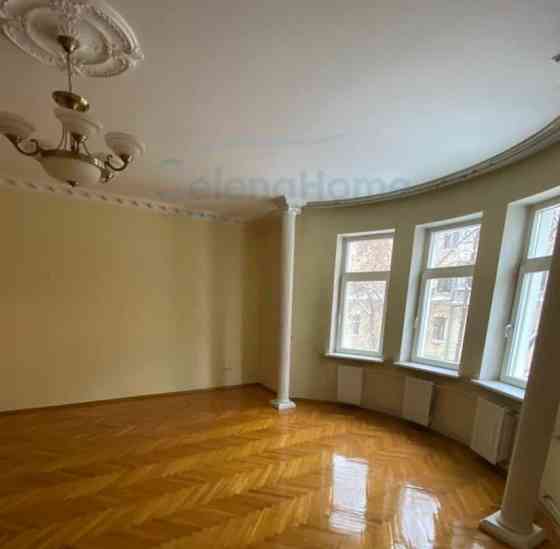 3-комн. квартира, 140 м2, 2/6 эт. Москва
