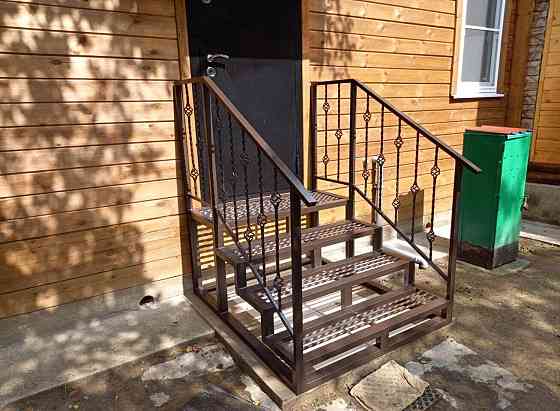 Металлическое крыльцо на заказ Лестницы, ступени Амарант Раменское