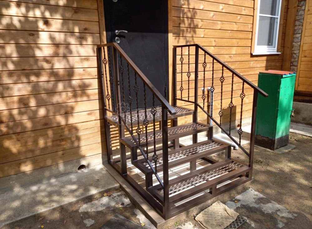 Металлическое крыльцо на заказ Лестницы, ступени Амарант Раменское - изображение 1