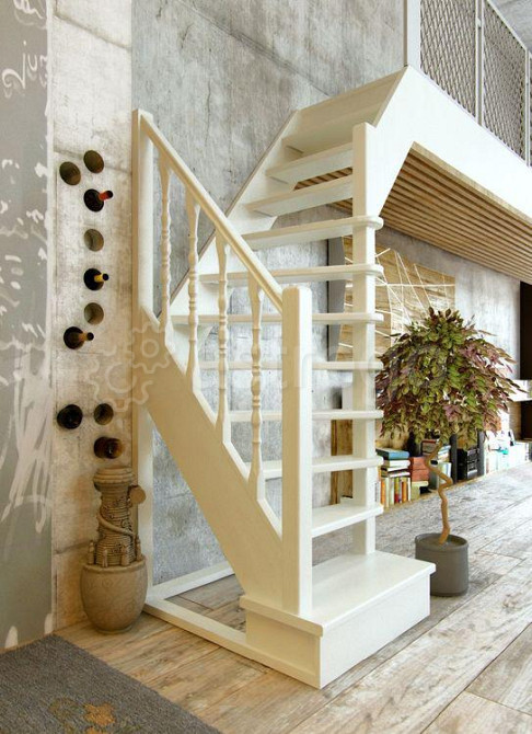 Деревянная лестница с поворотом ЛЕС-91 универсальная маршевая Новосибирск - изображение 1