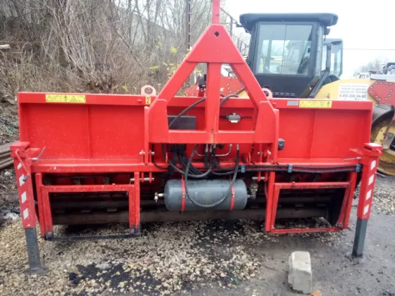 Продам щебнераспределитель (прицепной) HYDROG RPU 3000 Орел
