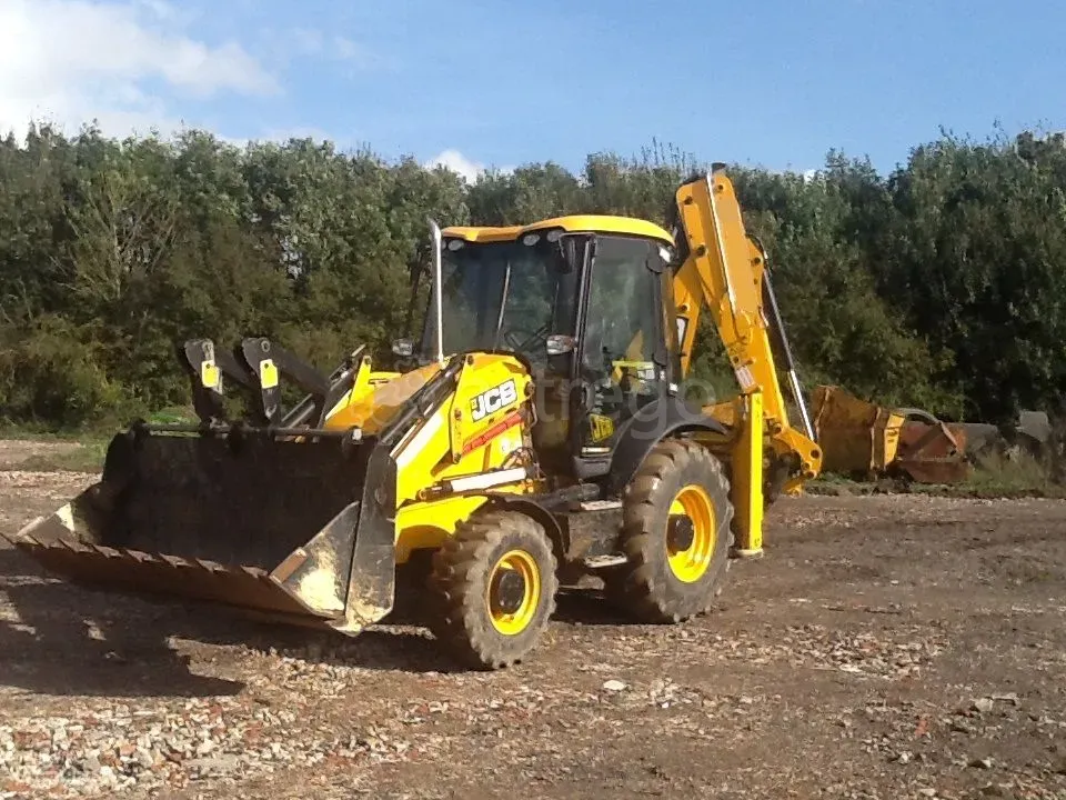 Услуги экскаватора-погрузчика. Подготовка участка под строительство. Планировка. Новосибирск - изображение 1