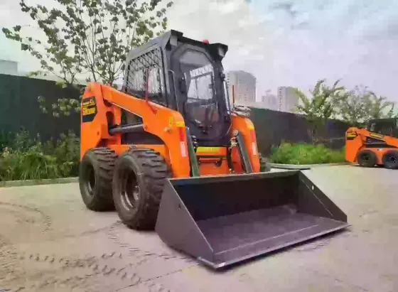 Мини-погрузчик BOMROBOT SR 2200. Грузоподъемность 1200 кг, мощность двигателя 83 л.с. Казань
