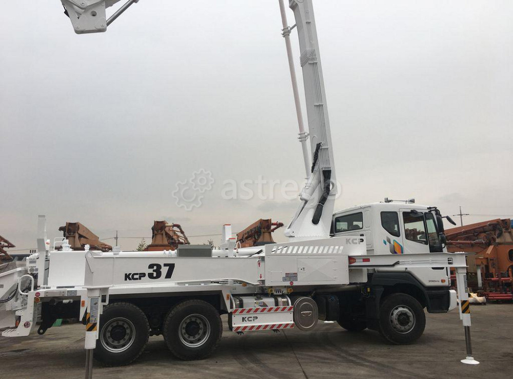 Автобетононасос KCP 37 метров на шасси Daewoo Яблоновский - изображение 1