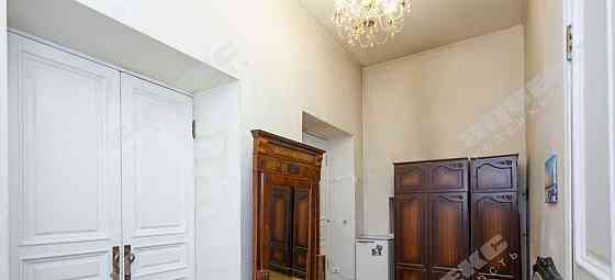 6-комн. квартира, 300 м2, 2/4 эт. Санкт-Петербург