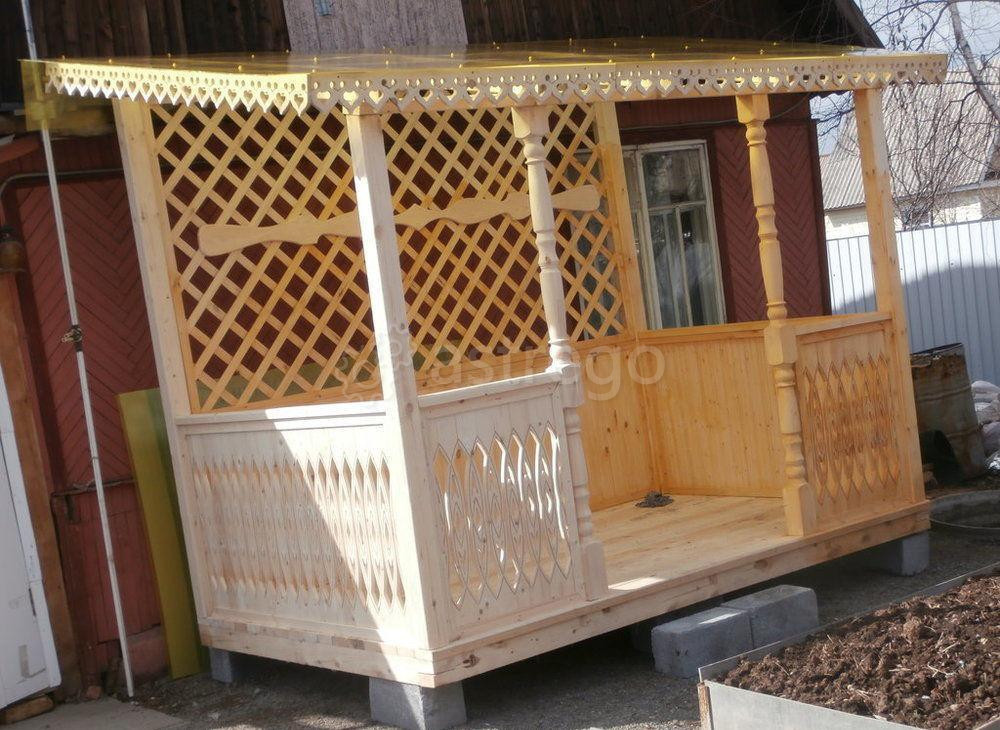 Беседка у дома резные балясины,задняя сторона решетка ,Столбы точеные. Нижний Тагил - изображение 1